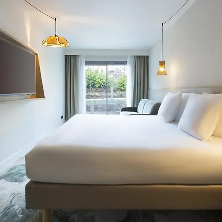 Mercure Centre Arenes Отель *