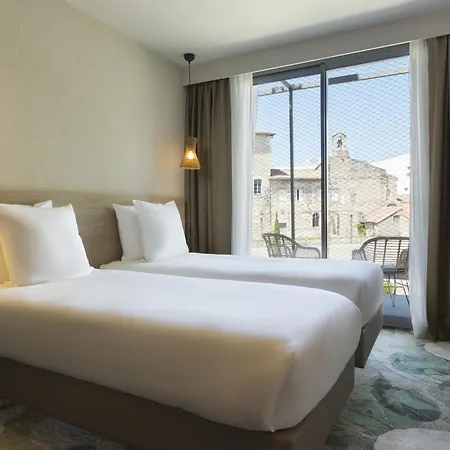 Mercure Centre Arenes * Ним