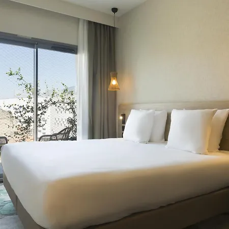 Отель Mercure Centre Arenes Ним